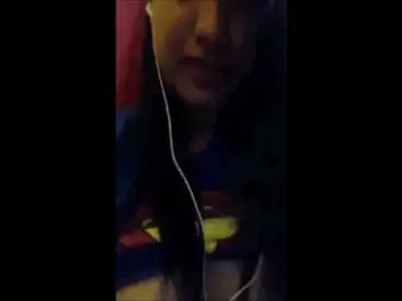 Cewek Seksi Memakai Baju Superman Pamer Dada Mulus